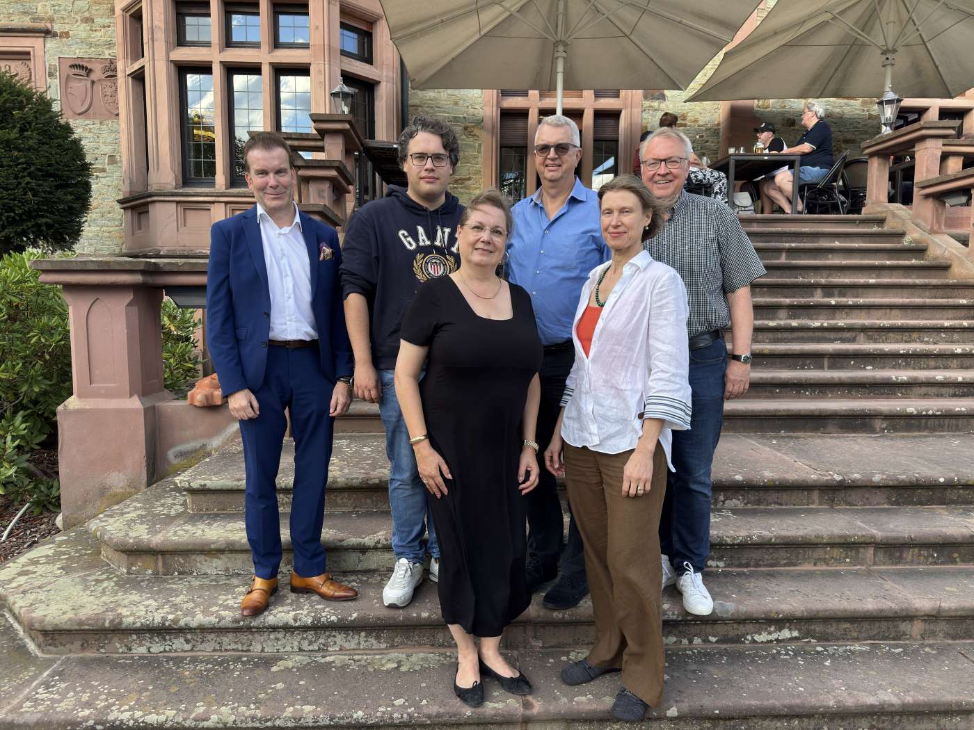Gruppenfoto der Kreistagsfraktion, auf Treppenstufen stehend, sommerlich gekleidet. Kontext: Klausurtagung der Kreistagsfraktion im September 2026.